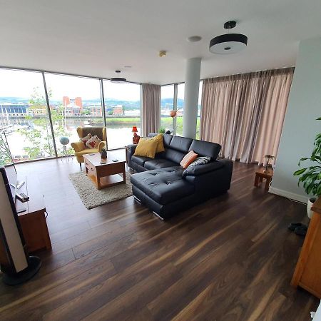 Luxury Apartment Marina Views At Titanic Quarter ベルファスト エクステリア 写真