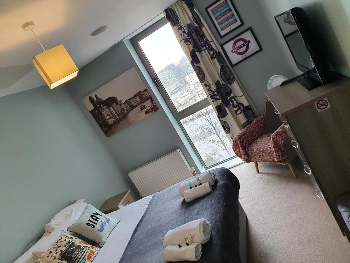 Luxury Apartment Marina Views At Titanic Quarter ベルファスト エクステリア 写真