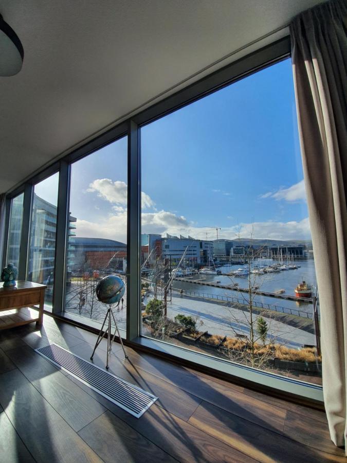 Luxury Apartment Marina Views At Titanic Quarter ベルファスト エクステリア 写真