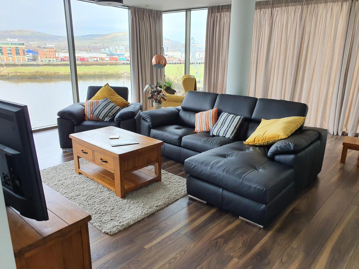 Luxury Apartment Marina Views At Titanic Quarter ベルファスト エクステリア 写真