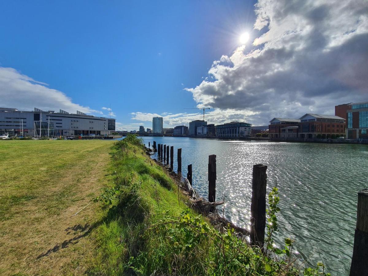 Luxury Apartment Marina Views At Titanic Quarter ベルファスト エクステリア 写真