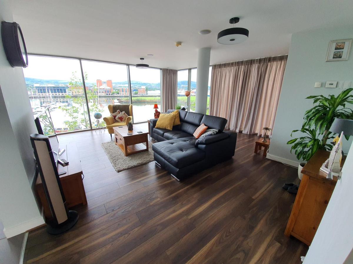 Luxury Apartment Marina Views At Titanic Quarter ベルファスト エクステリア 写真