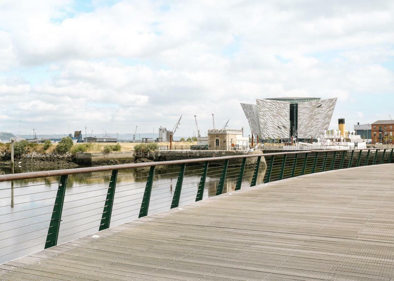 Luxury Apartment Marina Views At Titanic Quarter ベルファスト エクステリア 写真