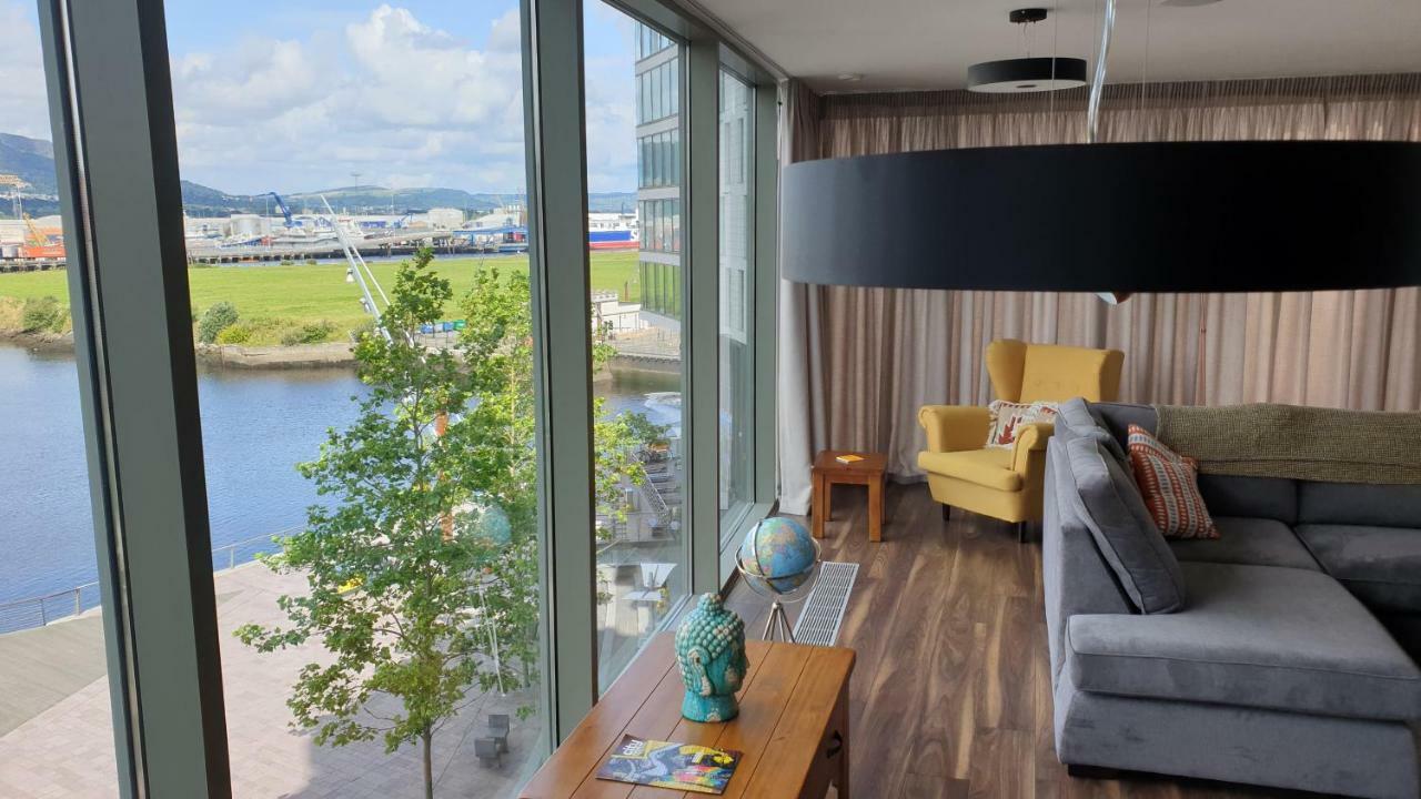 Luxury Apartment Marina Views At Titanic Quarter ベルファスト エクステリア 写真