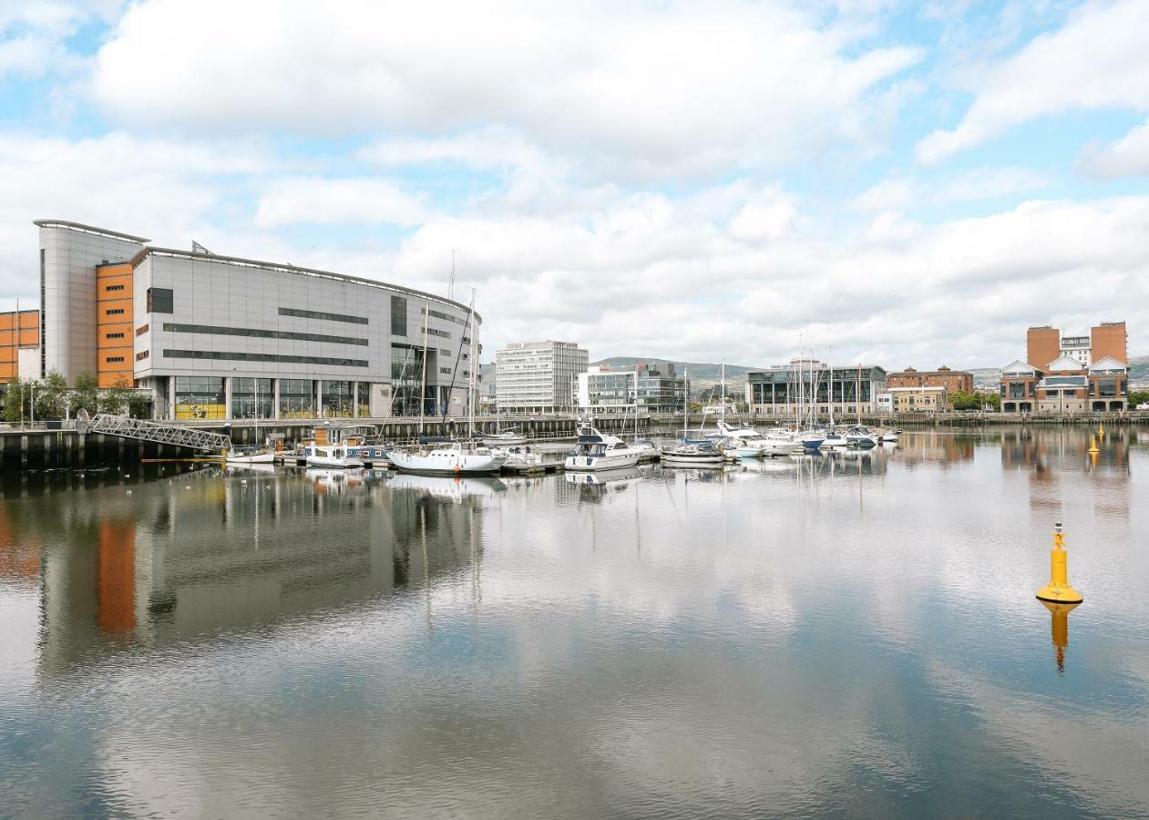 Luxury Apartment Marina Views At Titanic Quarter ベルファスト エクステリア 写真