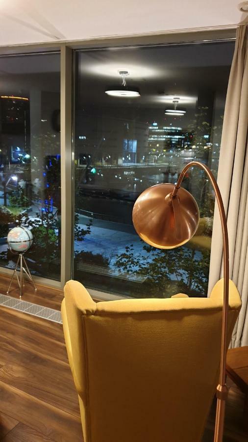 Luxury Apartment Marina Views At Titanic Quarter ベルファスト エクステリア 写真